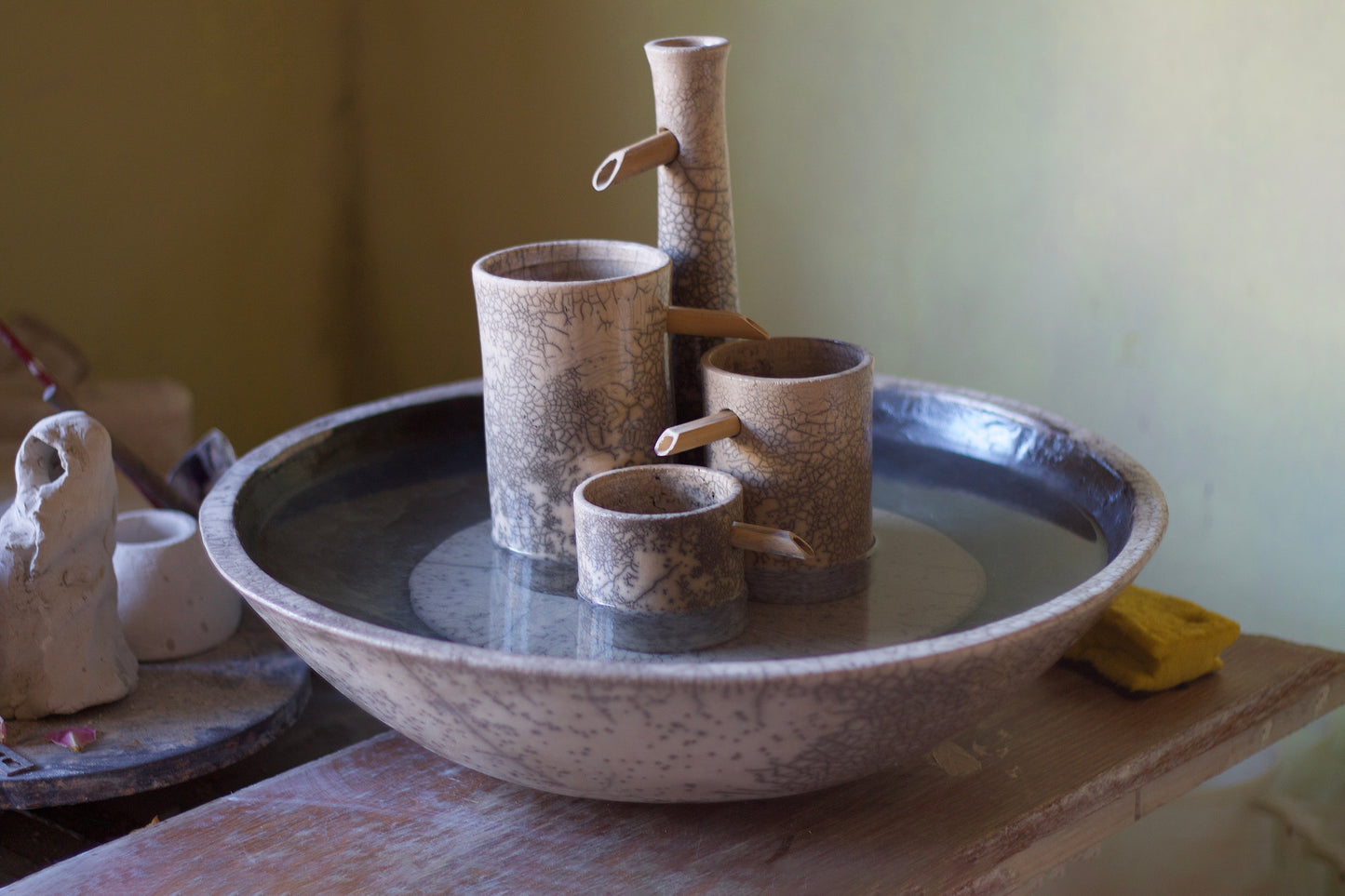 Modern Genesi Circular Ceramic Fountain White Crackle Blue