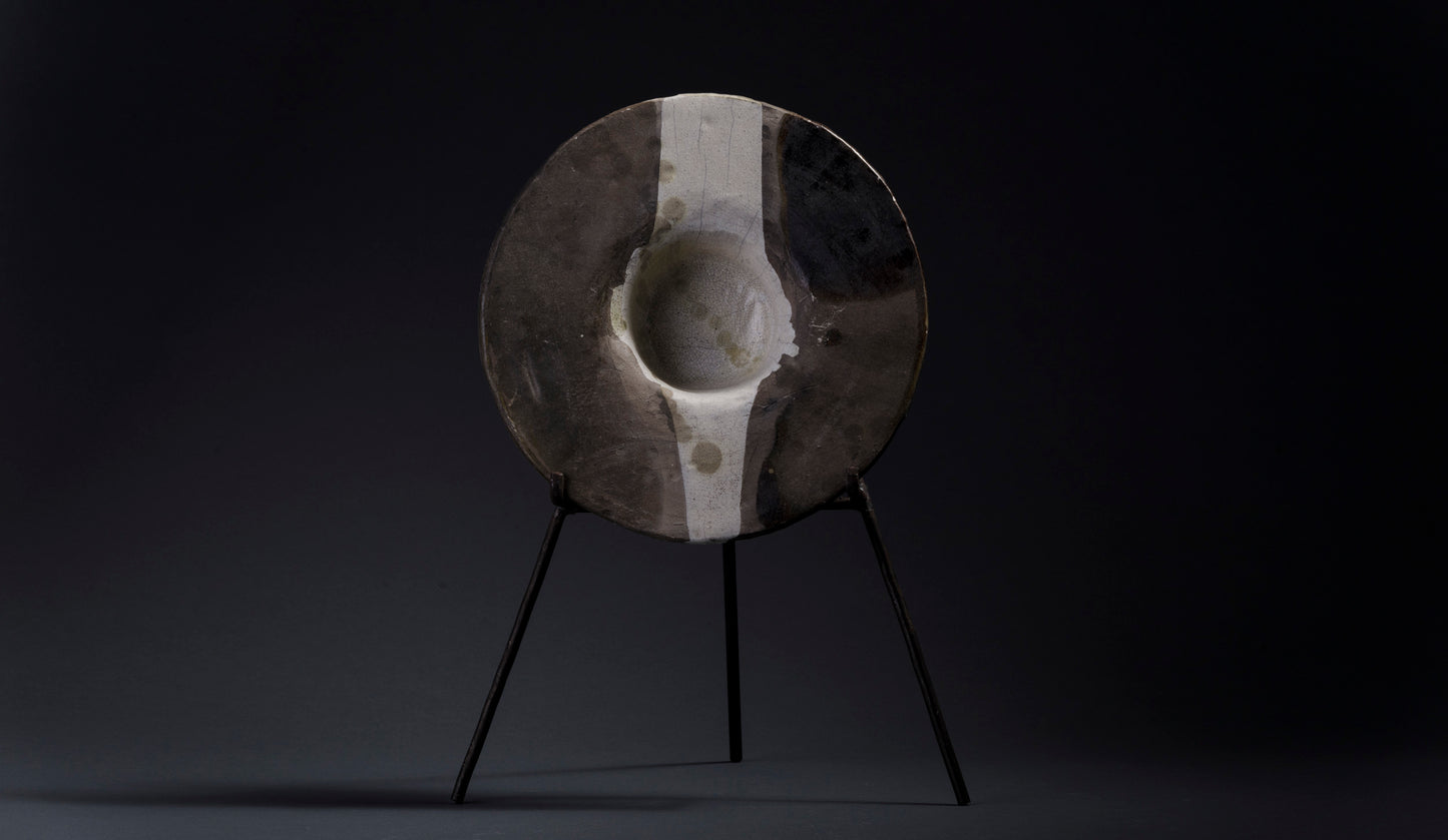 Modern Spiegel Sculpture Raku Ceramic White Grey Crakle Iron